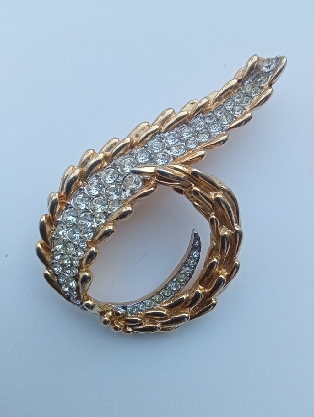 Vintage Avon 3967 Gold Tone Swirl  Feather/ Leaf Brooch Wclear Rhinestone